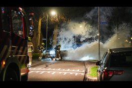 Vouwwagen midden op straat in brand in Opperdoes