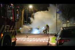 Vouwwagen midden op straat in brand in Opperdoes