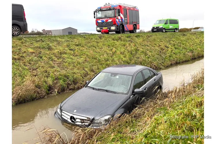 Automobilist te water geraakt bij éénzijdig verkeersongeval op de Kadijkweg in Andijk