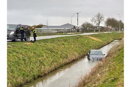 Automobilist te water geraakt bij éénzijdig verkeersongeval op de Kadijkweg in Andijk