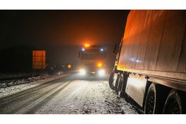 Vrachtwagen raakt door gladheid van de weg op de N239