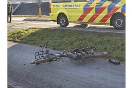 Fietser gewond na aanrijding met bestelbus op 80 km weg