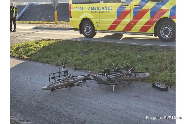 Fietser gewond na aanrijding met bestelbus op 80 km weg