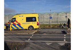 Fietser gewond na aanrijding met bestelbus op 80 km weg