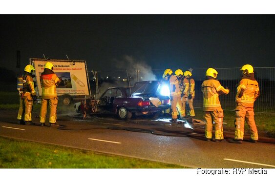 Oldtimer vliegt in brand tijdens rijden