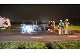 Oldtimer vliegt in brand tijdens rijden