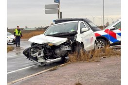Veel schade bij aanrijding tussen twee auto’s in Medemblik