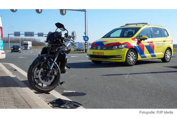 Motorrijder ernstig gewond na aanrijding met auto op kruising N307