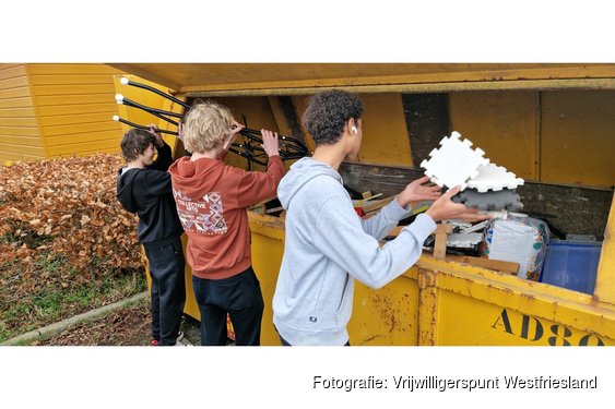Leerlingen en politici klussen tijdens NLdoet in West-Friesland