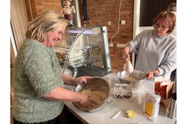 Leerlingen en politici klussen tijdens NLdoet in West-Friesland