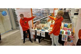 Leerlingen en politici klussen tijdens NLdoet in West-Friesland