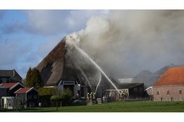 Veel rookontwikkeling bij brand in rietendakwoning Wervershoof