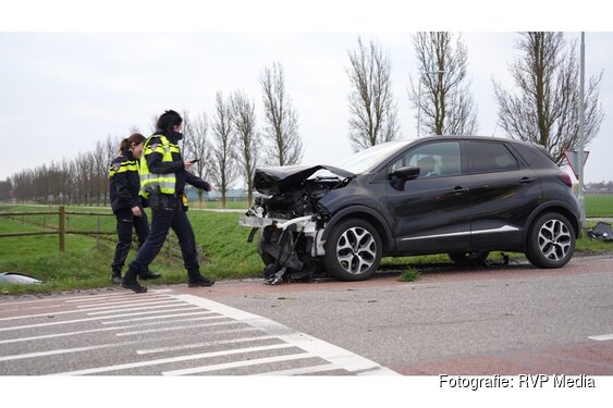 Auto te water na botsing met andere auto op kruising Andijk