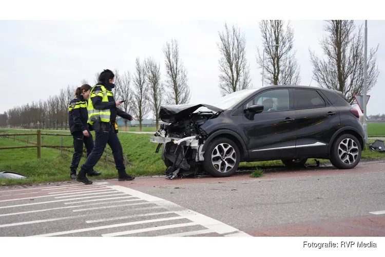Auto te water na botsing met andere auto op kruising Andijk