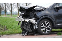 Auto te water na botsing met andere auto op kruising Andijk