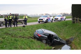 Auto te water na botsing met andere auto op kruising Andijk