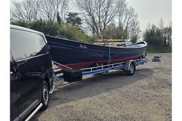 Roeiboot op aanhanger schiet los en ramt lantaarnpaal en elektrakast