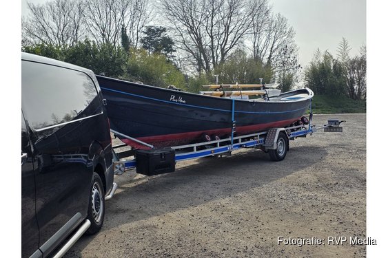 Roeiboot op aanhanger schiet los en ramt lantaarnpaal en elektrakast
