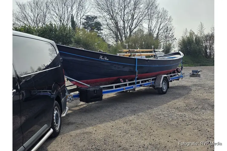 Roeiboot op aanhanger schiet los en ramt lantaarnpaal en elektrakast