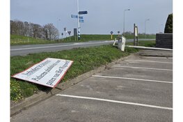 Roeiboot op aanhanger schiet los en ramt lantaarnpaal en elektrakast