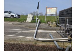 Roeiboot op aanhanger schiet los en ramt lantaarnpaal en elektrakast