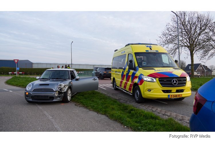 Twee auto's botsen op T splitsing in Wervershoof