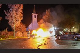 Twee auto's in vlammen op naast kerk in Hauwert