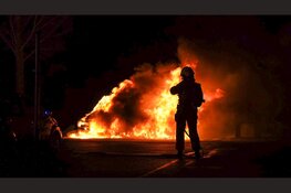 Twee auto's in vlammen op naast kerk in Hauwert