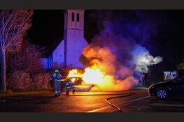 Twee auto's in vlammen op naast kerk in Hauwert