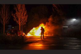 Twee auto's in vlammen op naast kerk in Hauwert