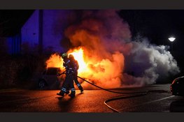 Twee auto's in vlammen op naast kerk in Hauwert