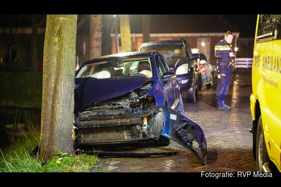 Auto tegen boom bij eenzijdig ongeval in Twisk