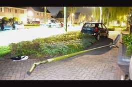 Net gekochte auto rijdt lantaarnpaal uit de grond