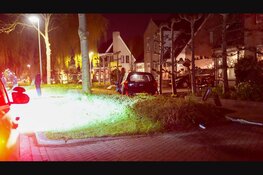 Net gekochte auto rijdt lantaarnpaal uit de grond