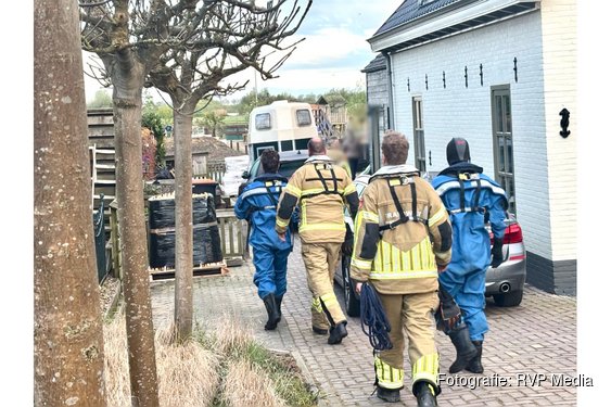 Brandweer haalt te water geraakt paard uit het water