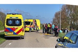 Ernstig ongeval met motor op de Oosterdijk in Wervershoof, hulpdiensten massaal ingezet