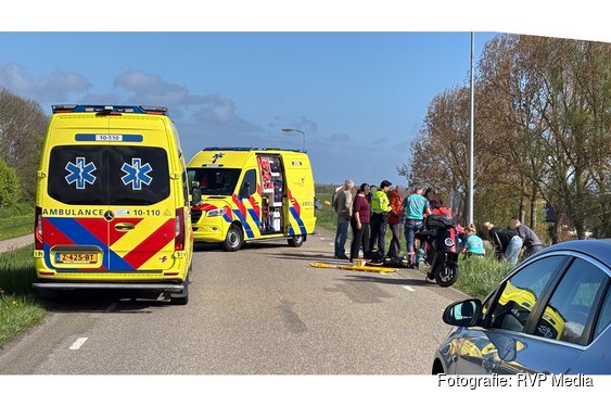 Ernstig ongeval met motor op de Oosterdijk in Wervershoof, hulpdiensten massaal ingezet