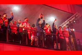 Duizenden supporters wachten spelersbus AZ op na bekerwinst