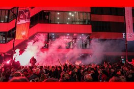 Duizenden supporters wachten spelersbus AZ op na bekerwinst