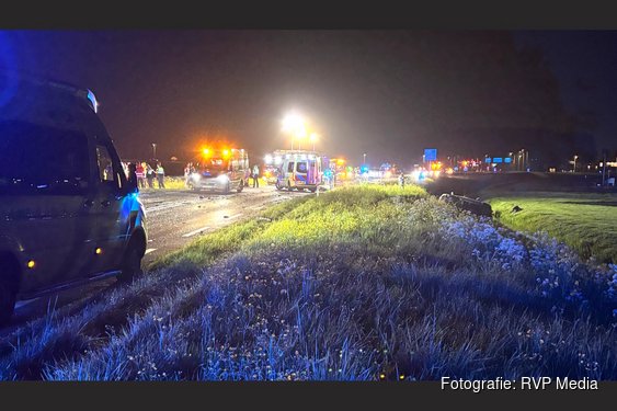 Twee auto's te water na ongeval op Drechterlandseweg