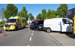 Drie gewonden nadat meerdere voertuigen op elkaar botsten op bedrijventerrein