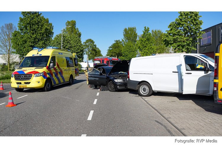 Drie gewonden nadat meerdere voertuigen op elkaar botsten op bedrijventerrein