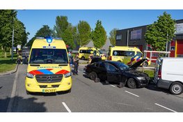 Drie gewonden nadat meerdere voertuigen op elkaar botsten op bedrijventerrein