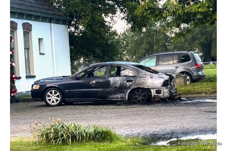 Auto door brand verwoest op de Rikkert in Andijk