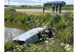 Busje te water geraakt in Andijk, bestuurder aangehouden
