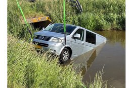Busje te water geraakt in Andijk, bestuurder aangehouden