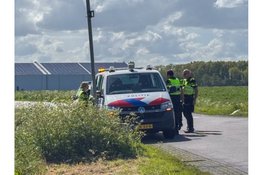 Busje te water geraakt in Andijk, bestuurder aangehouden