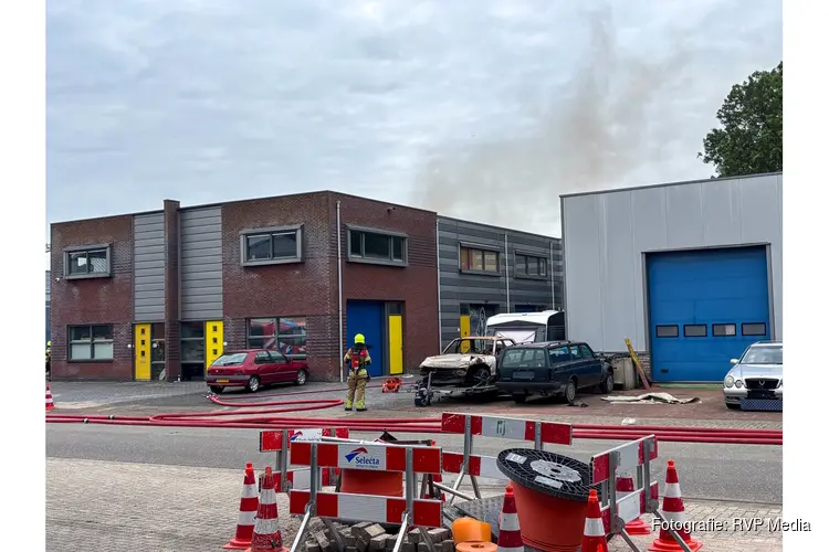 Grote brand in bedrijfspand in Andijk