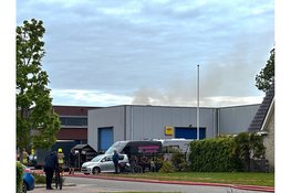 Grote brand in bedrijfspand in Andijk