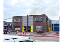 Grote brand in bedrijfspand in Andijk